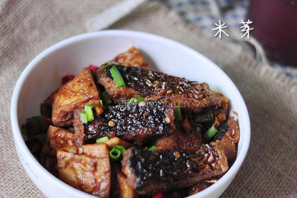 铁锅煎烧豆腐鱼