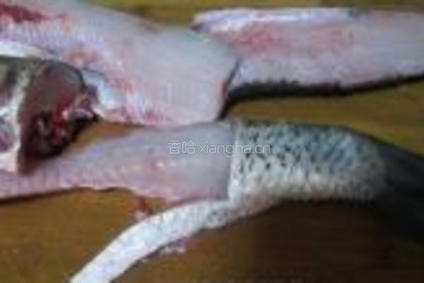 铁锅煎烧豆腐鱼的做法图解1