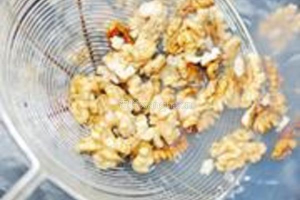 香椿苗拌桃仁的做法图解2