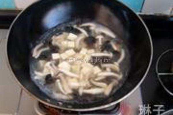 菌菇豆腐汤的做法图解7