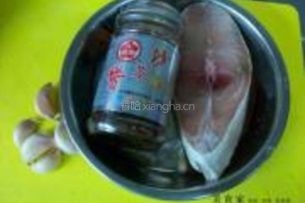 沙茶酱蒸马鲛鱼的做法图解1