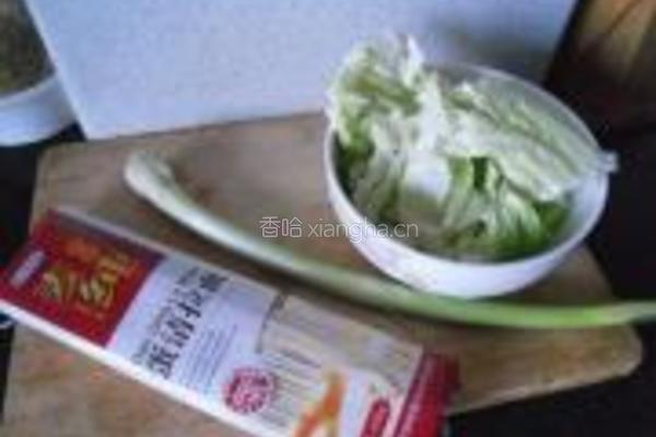 白菜丝热汤面的做法图解1