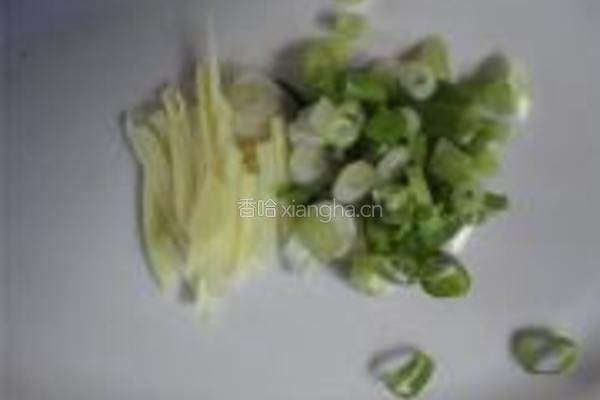 胡萝卜烧腊肉的做法图解1