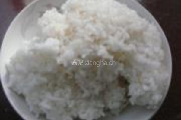 酱油鸡蛋炒饭的做法图解1