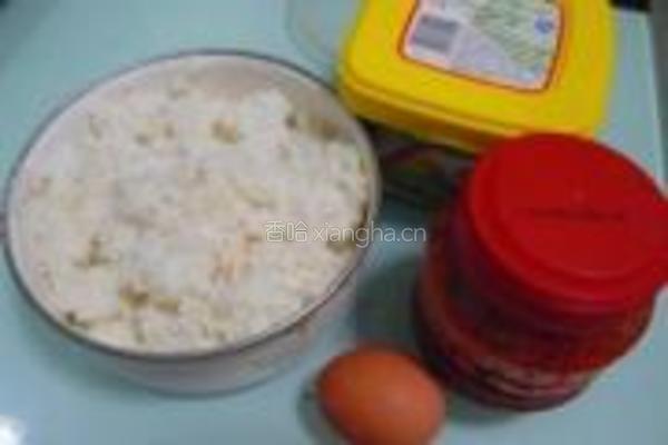 豆瓣酱蛋炒饭的做法图解1