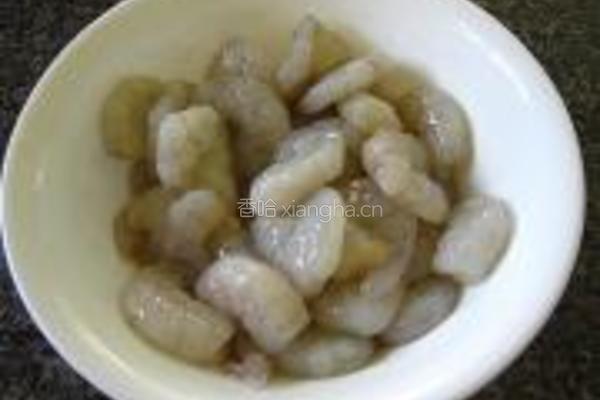 虾仁炒秋葵的做法图解1