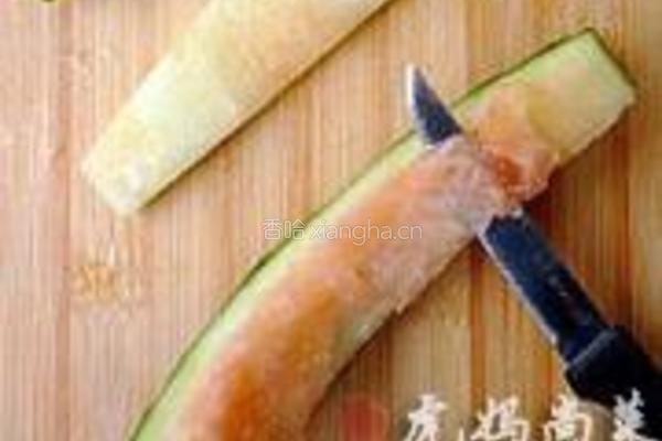 西瓜皮炒鸡蛋的做法图解1