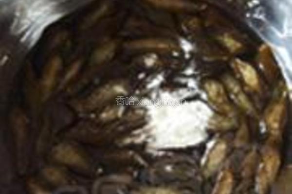 茼蒿拌黄金海茸条的做法图解2