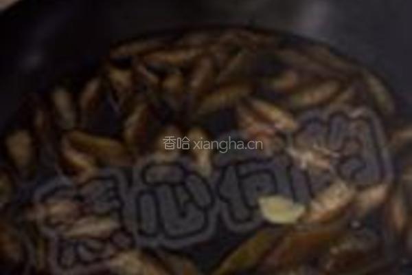 茼蒿拌黄金海茸条的做法图解3