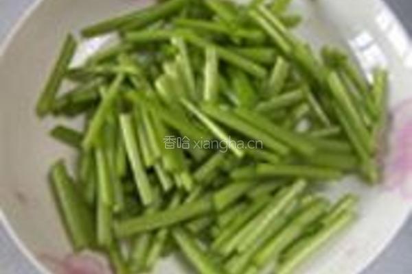 茼蒿拌黄金海茸条的做法图解5