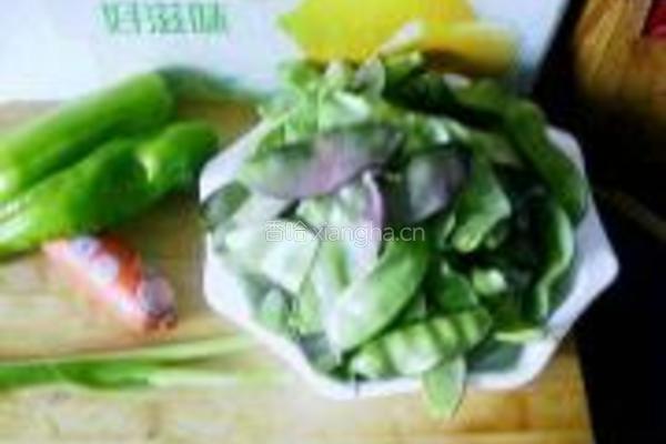 肉肠炒猪耳豆角的做法图解1
