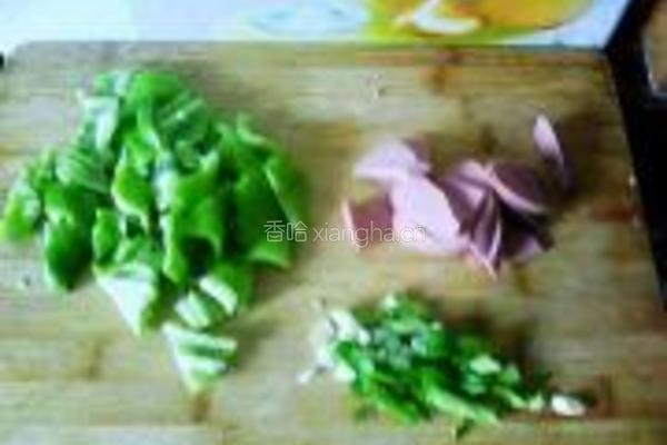 肉肠炒猪耳豆角的做法图解2