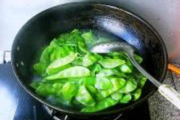 肉肠炒猪耳豆角的做法图解4