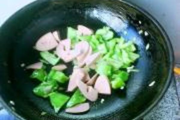 肉肠炒猪耳豆角的做法图解7