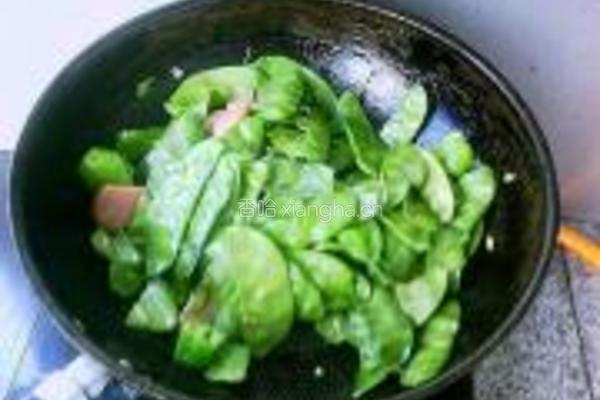 肉肠炒猪耳豆角的做法图解8