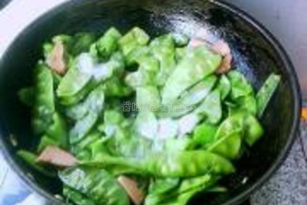 肉肠炒猪耳豆角的做法图解9