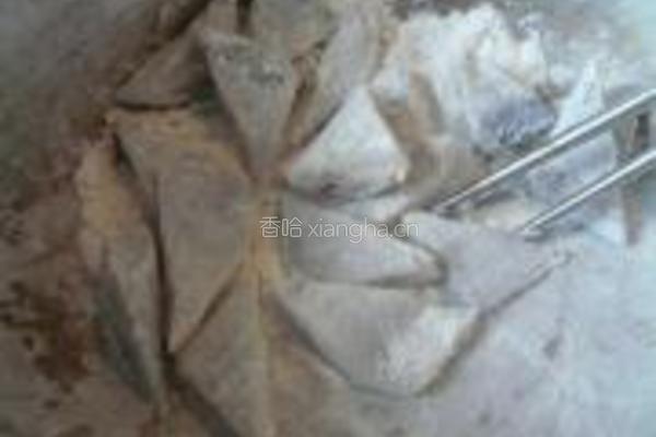 炸咸带鱼的做法图解3