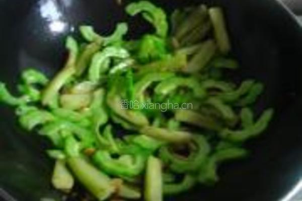 苦瓜炒茄子的做法图解4