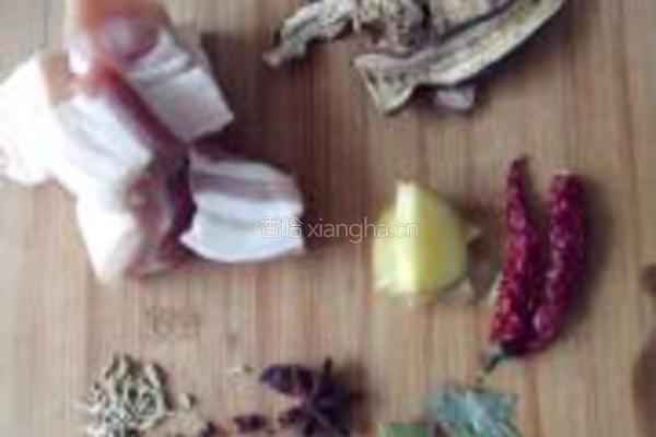茄干焖肉的做法图解1