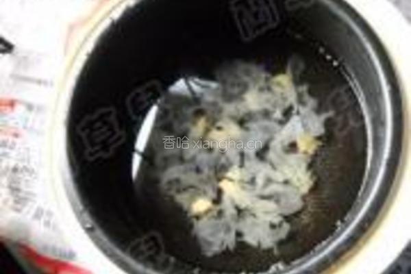 芡实枸杞银耳羹的做法图解3