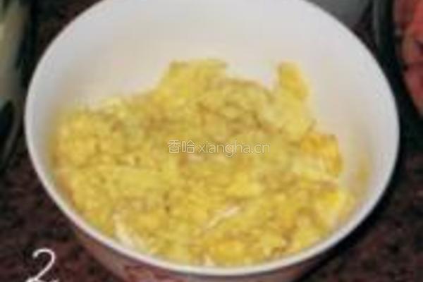 胡萝卜丁蛋炒饭的做法图解2