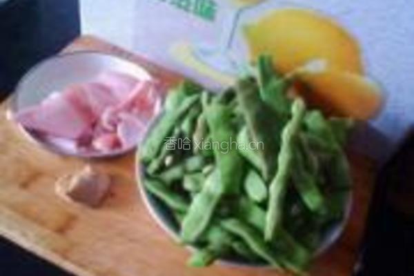 肉皮烧扁豆的做法图解1