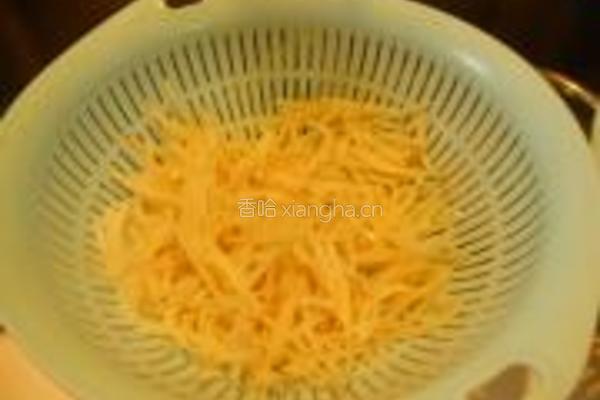 胡萝卜丝炒银鱼的做法图解1