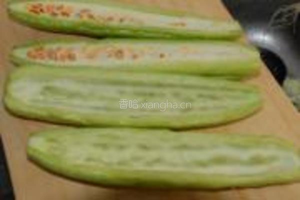 黄豆苦瓜猪骨汤的做法图解1