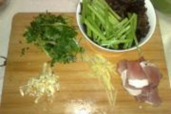 芹菜肉片炒木耳的做法图解2