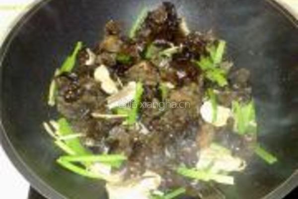 芹菜肉片炒木耳的做法图解6