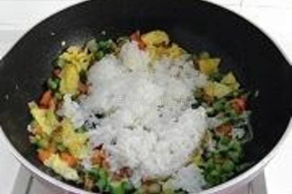 金枪鱼什锦炒饭的做法图解9