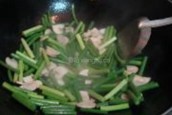 蒜苗炒口蘑的做法图解4