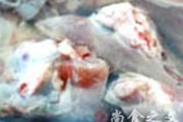 红枣杞菊猪骨汤的做法图解1