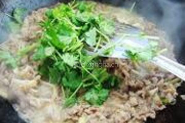 金针菇炒羊肉卷的做法图解5