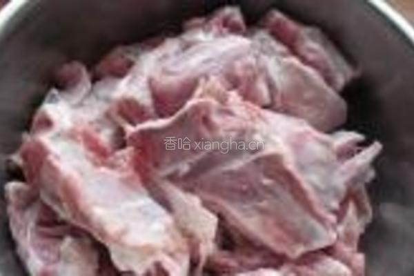 麻辣排骨鲫鱼火锅的做法图解2
