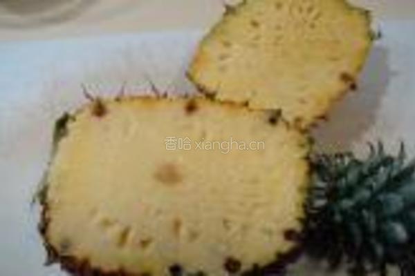 菠萝海鲜焗饭的做法图解1