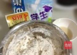 黑芝麻双色馒头的做法图解1