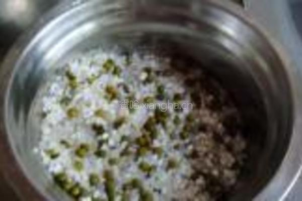 大米绿豆粥的做法图解2