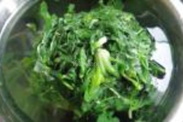 荠菜蛋饼的做法图解1