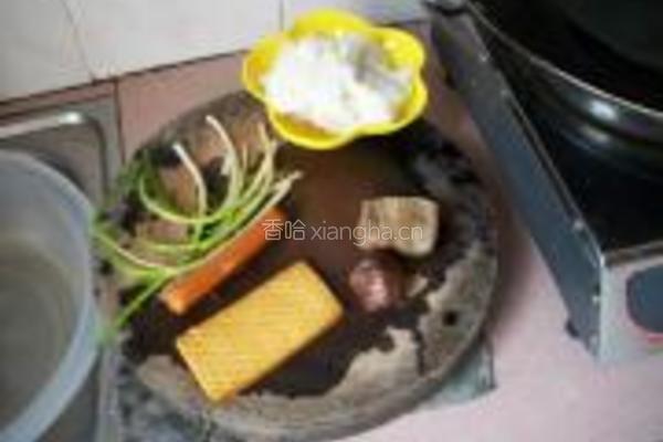 腊肉香菇炒饭的做法图解1