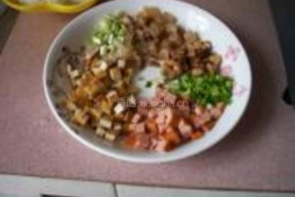 腊肉香菇炒饭的做法图解2