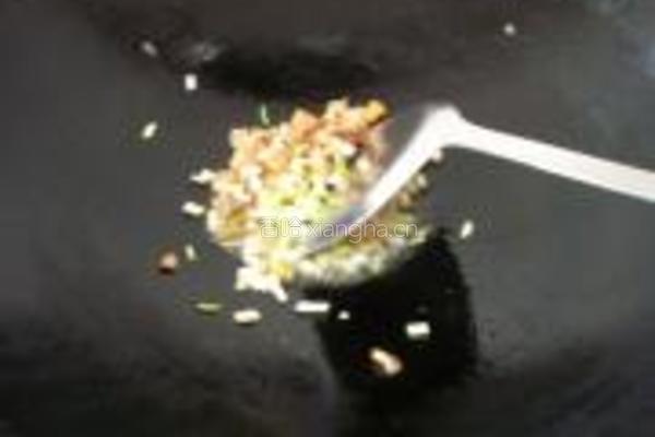 腊肉香菇炒饭的做法图解4