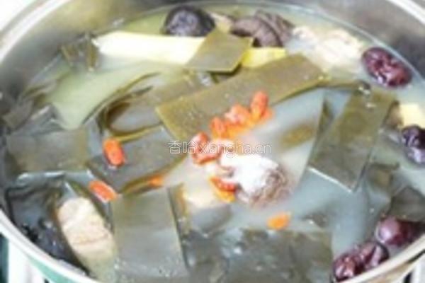 海带枸杞排骨汤的做法图解4