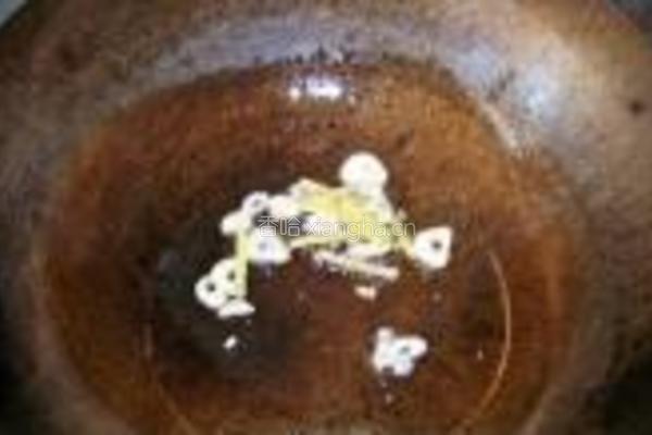 丝瓜木耳烩彩面的做法图解2