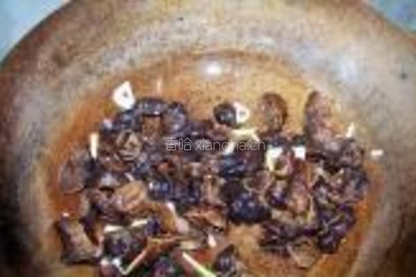 丝瓜木耳烩彩面的做法图解3