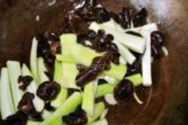 丝瓜木耳烩彩面的做法图解4