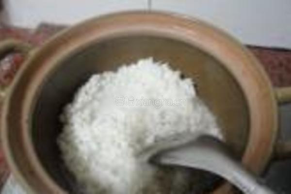 彩蔬腊味煲仔饭的做法图解3