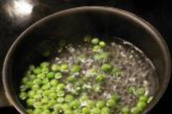 咸肉鸡蛋炒饭的做法图解2