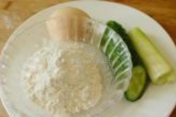 黄瓜鸡蛋饼的做法图解1