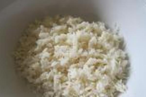 腊肉蒸糯米饭的做法图解1